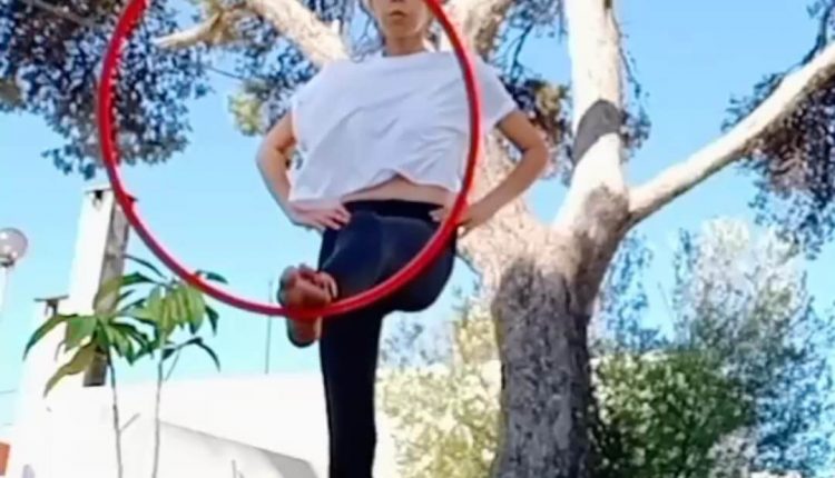 Most-hula-hoop-rotations-around-the-foot-in-30-seconds-1