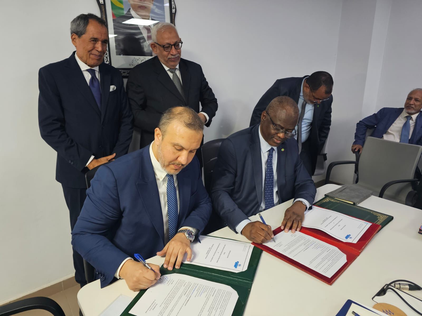 المدير العام للمكتب الوطني للكهرباء والماء الصالح للشرب يوقع بنواكشوط اتفاقية تنفيذ الربط الكهربائي بين المغرب وموريتانيا المدير العام للمكتب الوطني للكهرباء والماء الصالح للشرب يوقع بنواكشوط اتفاقية تنفيذ الربط الكهربائي بين المغرب وموريتانيا
